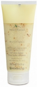 Мультивитаминный отшелушивающий скраб NouriFusion для всех типов кожи.