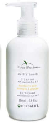 Мультивитаминный очиститель NouriFusion для нормальной и жирной кожи.