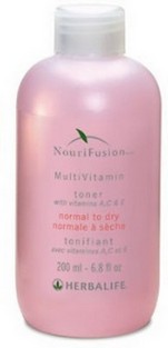 Мультивитаминный тонер NouriFusion для нормальной и сухой кожи.